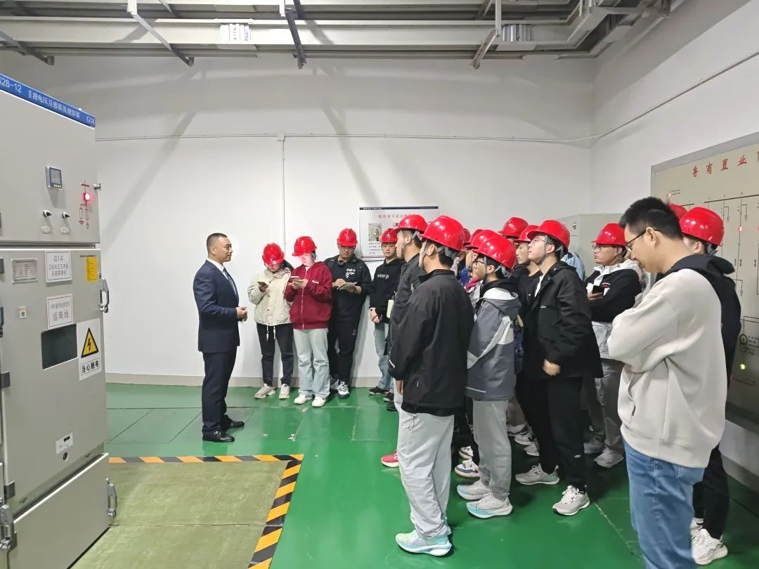 山東建筑大學(xué)學(xué)子參觀魯商服務(wù)國(guó)奧城項(xiàng)目