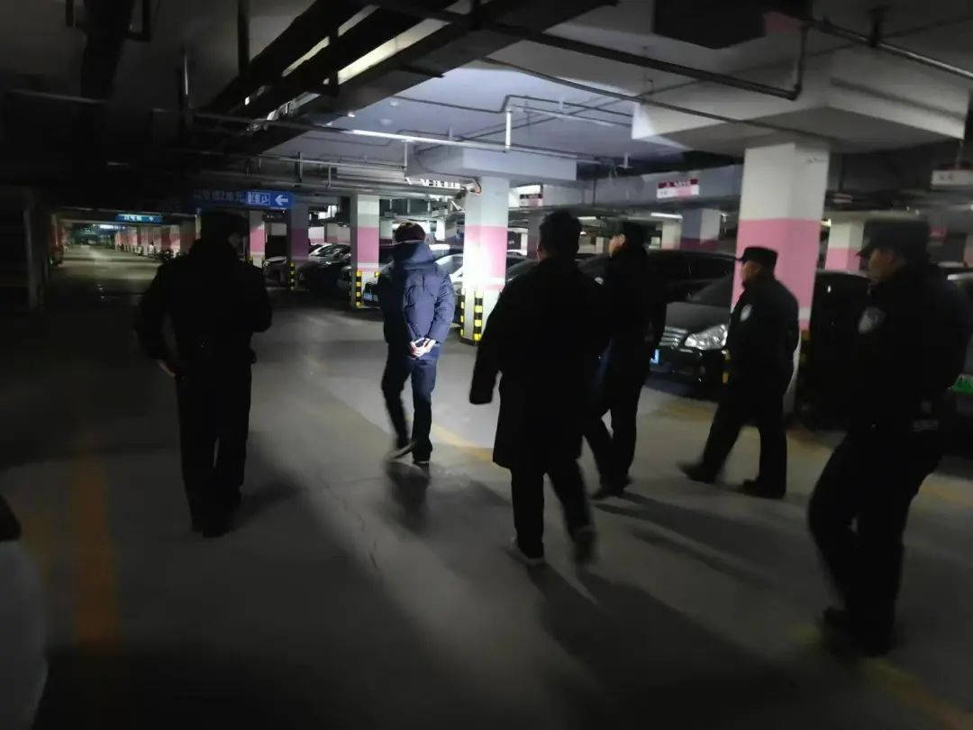 該出手時就出手，魯商服務(wù)深夜擒獲兩名“拉車門”竊賊