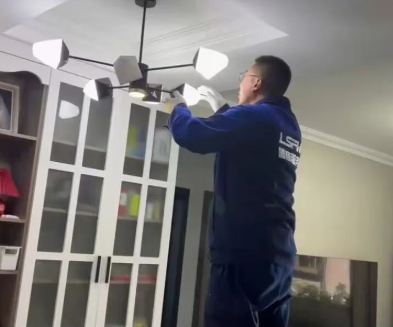 美好正發(fā)生④ | 鄭寶興：一個工具包，一顆責(zé)任心，他為萬家燈火保駕護航六年