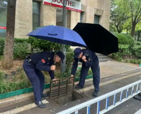 雨幕中的溫情守護·魯商服務(wù)為您撐起一方安心“晴空”