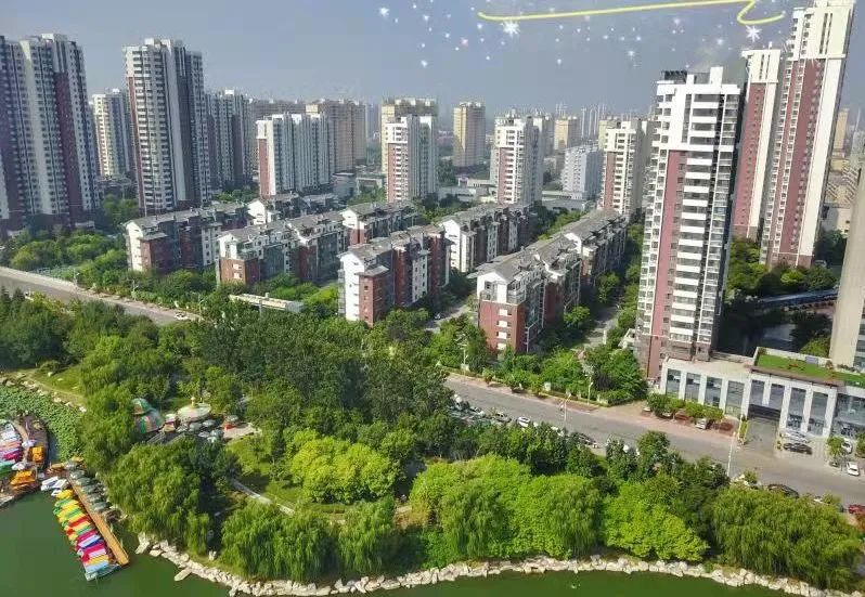 魯商服務(wù)濟(jì)寧南池公館項(xiàng)目被授予“物業(yè)管理樣板小區(qū)”稱號(hào)